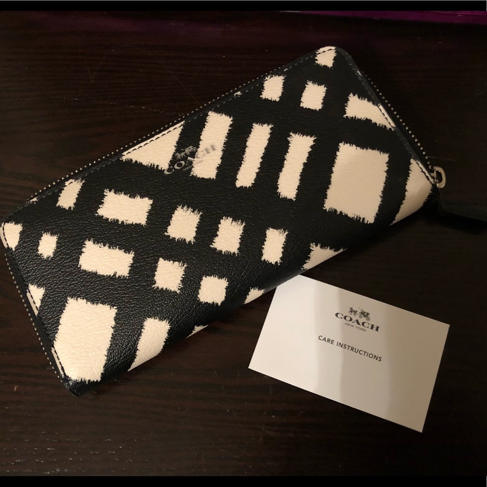 COACH Accordion Zip Wallet